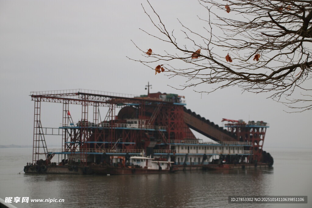 江上大型采砂船作业场景