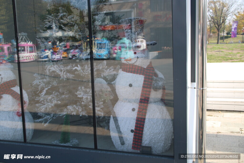 橱窗里的可爱雪人摆件