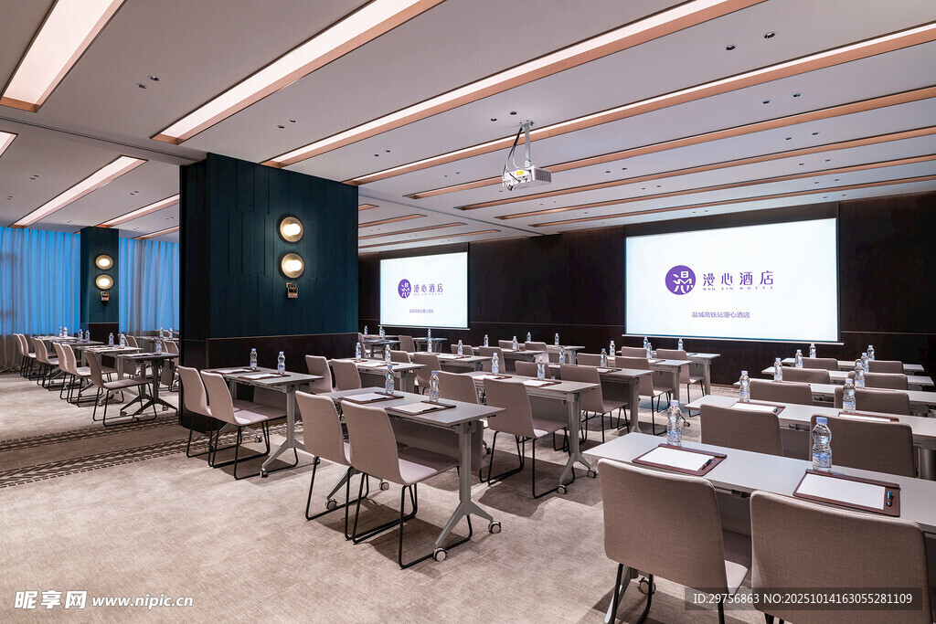 现代会议室内部场景展示