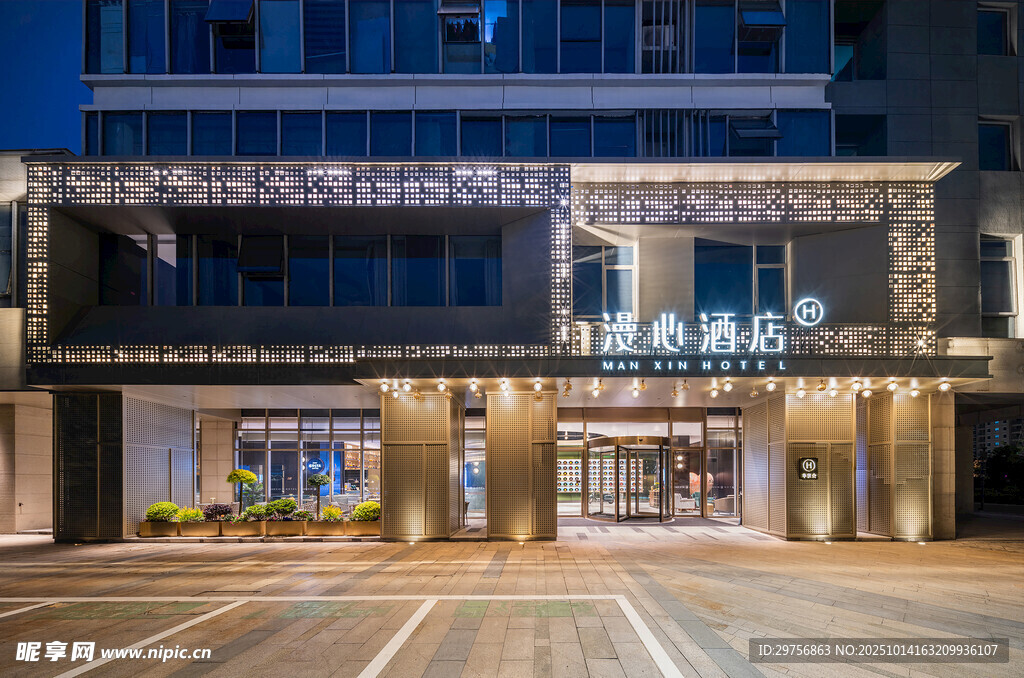 夜晚繁华酒店外观