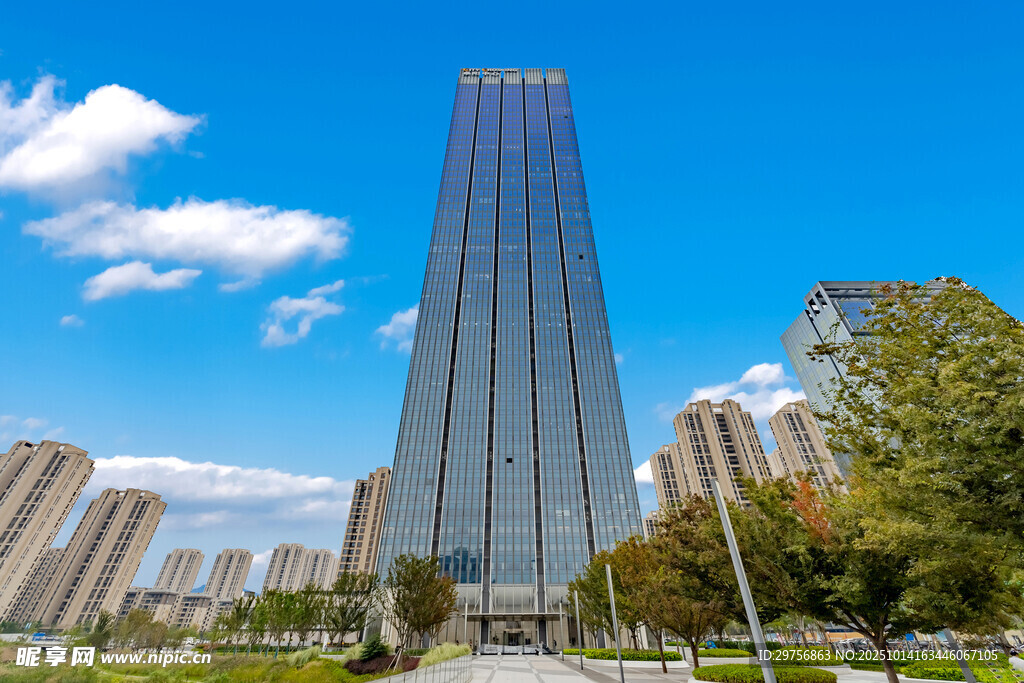 城市中高耸入云的摩天大楼