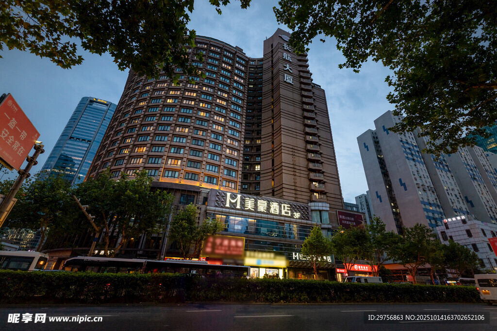 都市繁华夜景中的高楼大厦