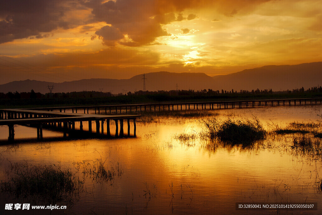 夕阳下的静谧湖畔栈桥