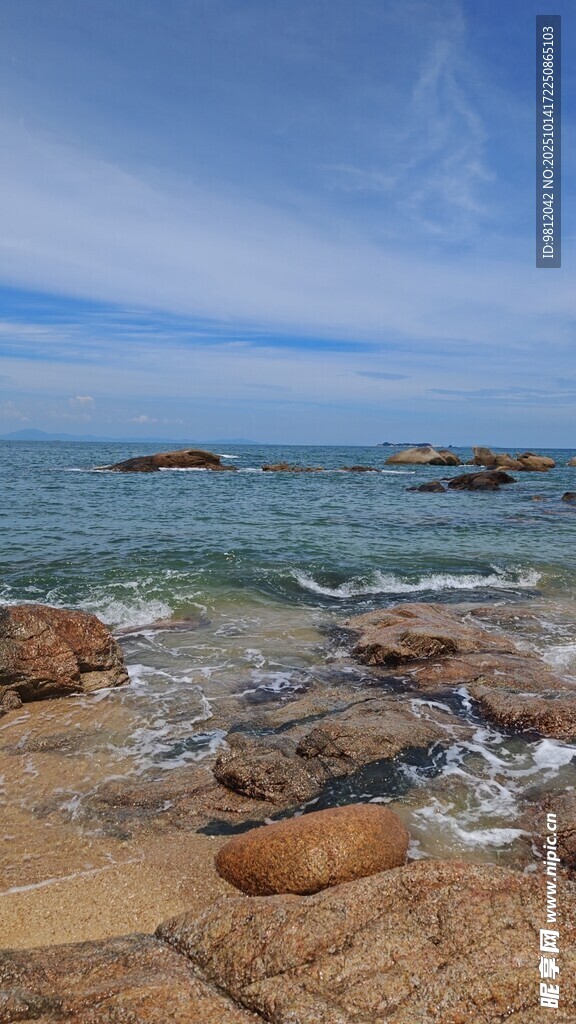 海边礁石与海浪美景