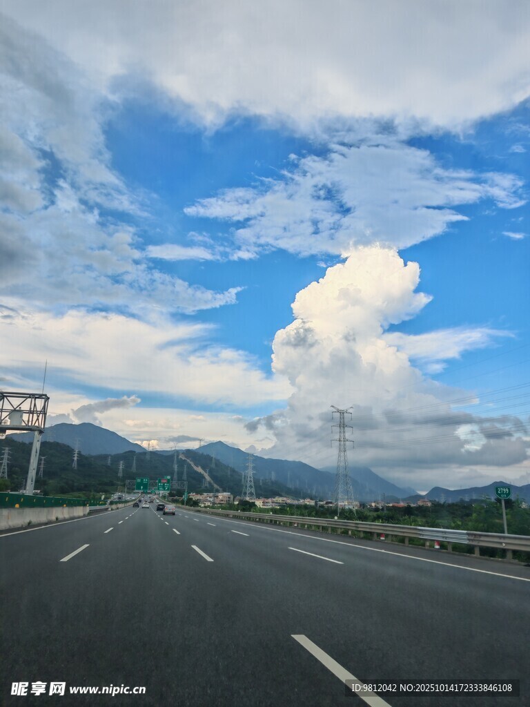 公路上的蓝天白云美景