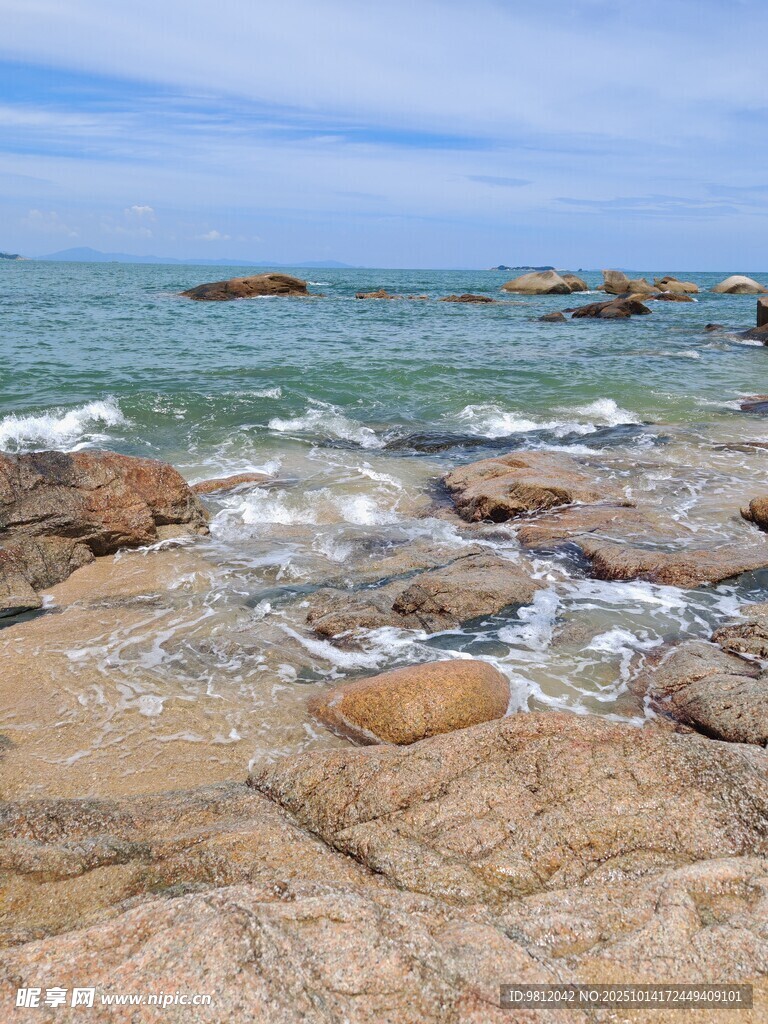 海边礁石  海浪轻拍之景