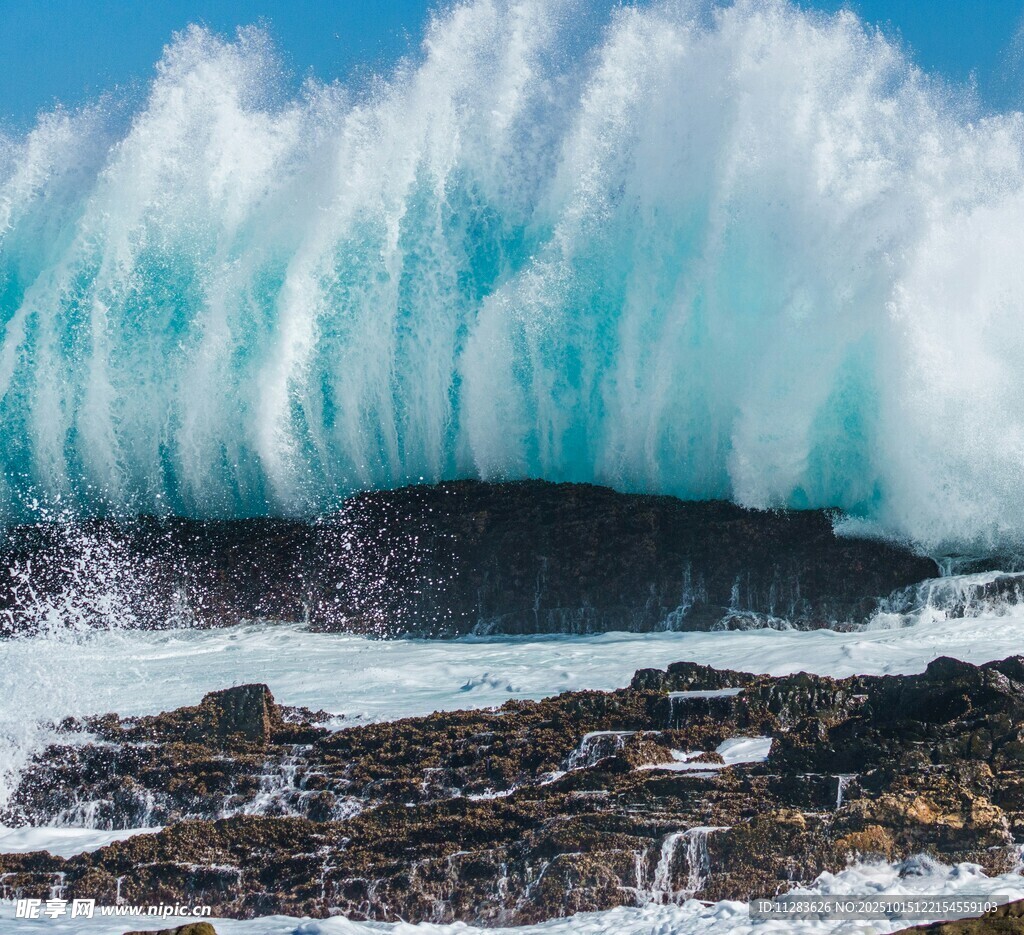 汹涌海浪拍击岸边礁石