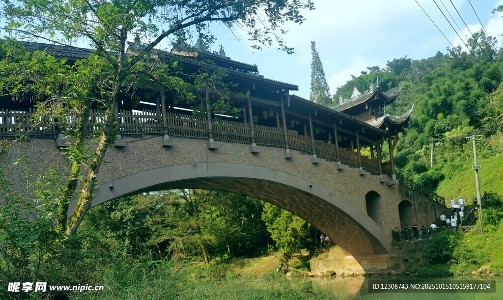 古桥静立青山绿水间