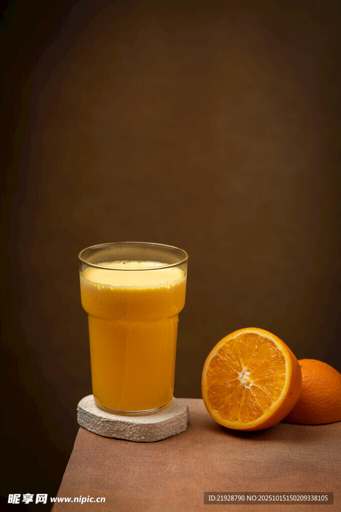 一杯鲜榨橙汁与橙子