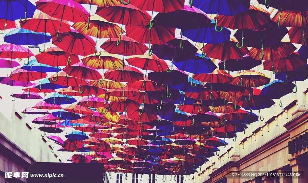 彩色遮阳伞装饰的街道上空