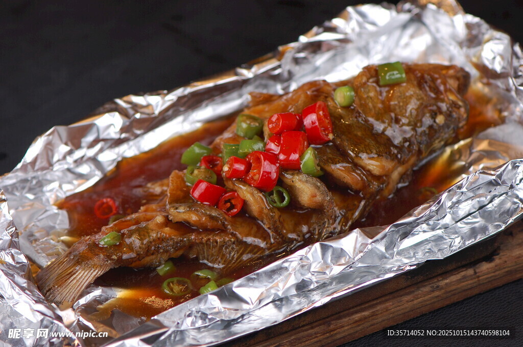 锡纸包裹的美味红烧鱼