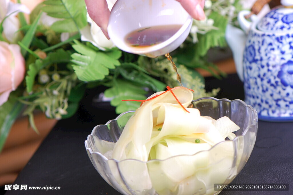 白菜浇酱油瞬间特写