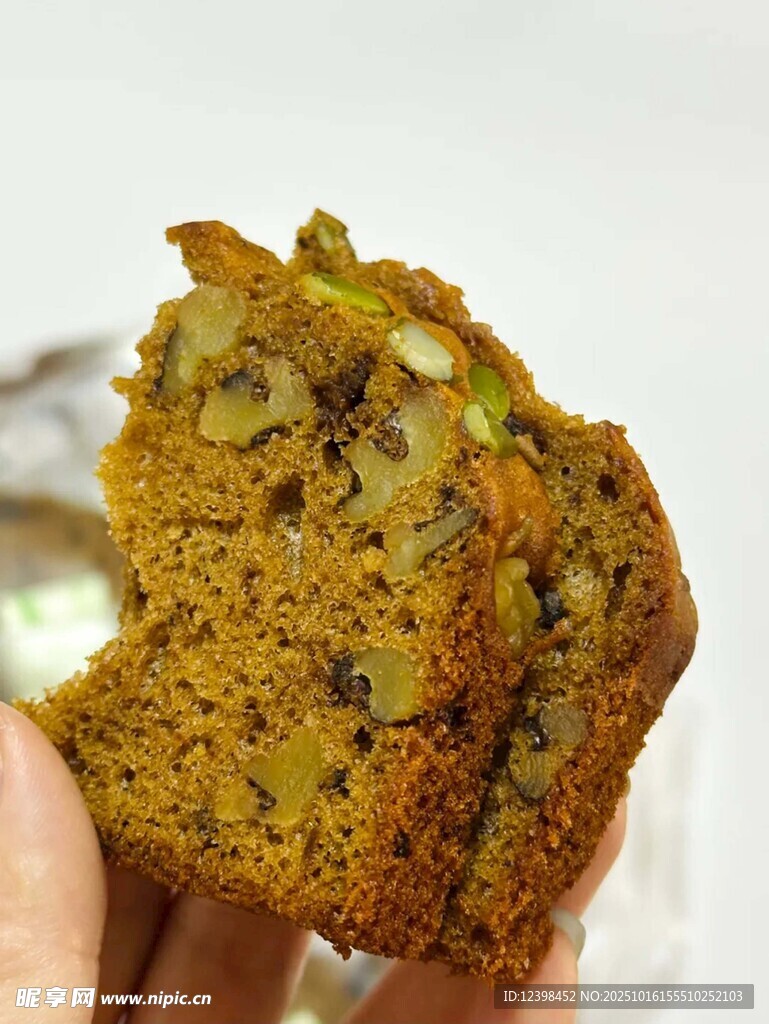 手持美味坚果南瓜松饼