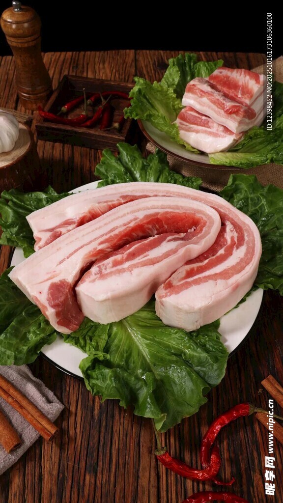 新鲜五花肉摆放在生菜上