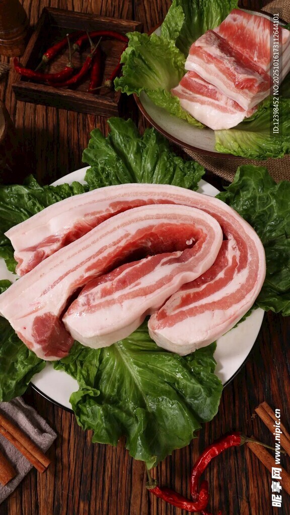 新鲜五花肉配翠绿生菜