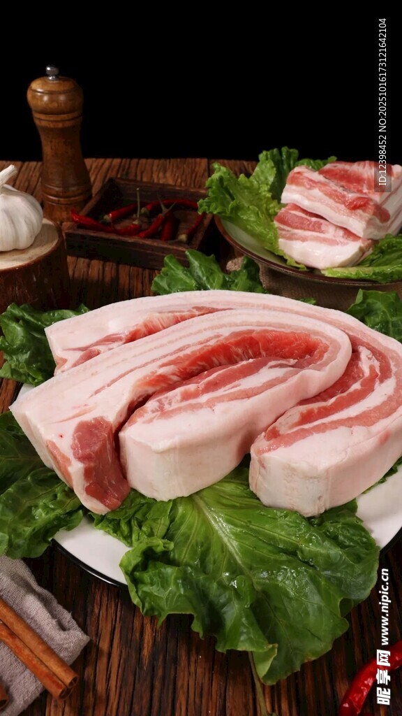 新鲜五花肉摆放在绿叶上