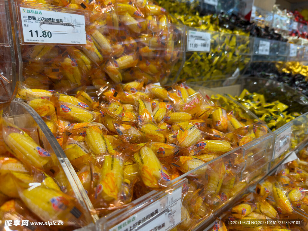 色彩缤纷的袋装糖果展示