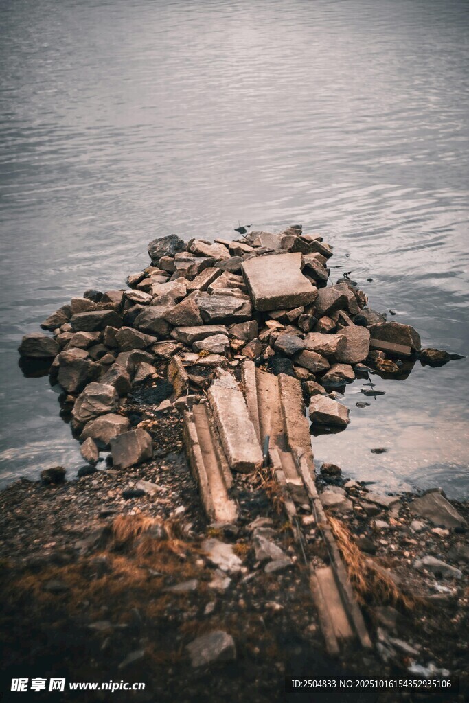 海边堆积的破旧建筑残骸