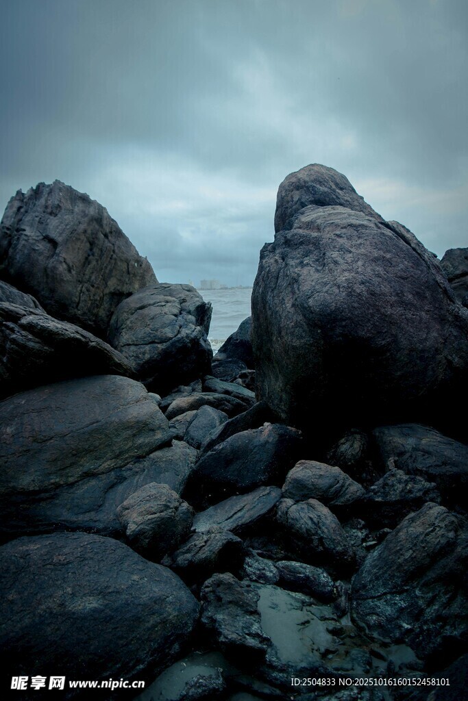 海边嶙峋岩石与 沉天空