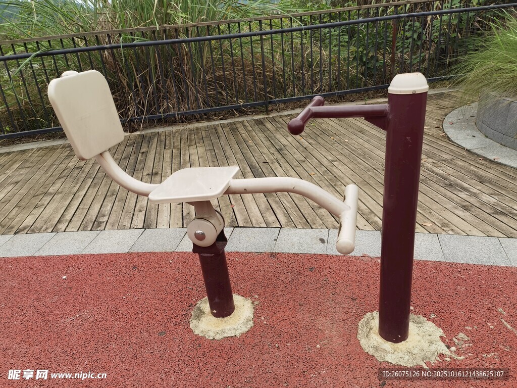 户外健身器材之坐蹬训练器