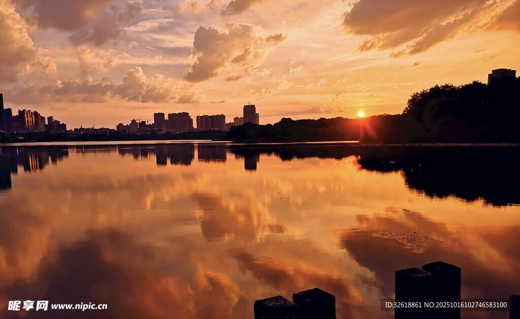 湖畔夕阳美景倒映