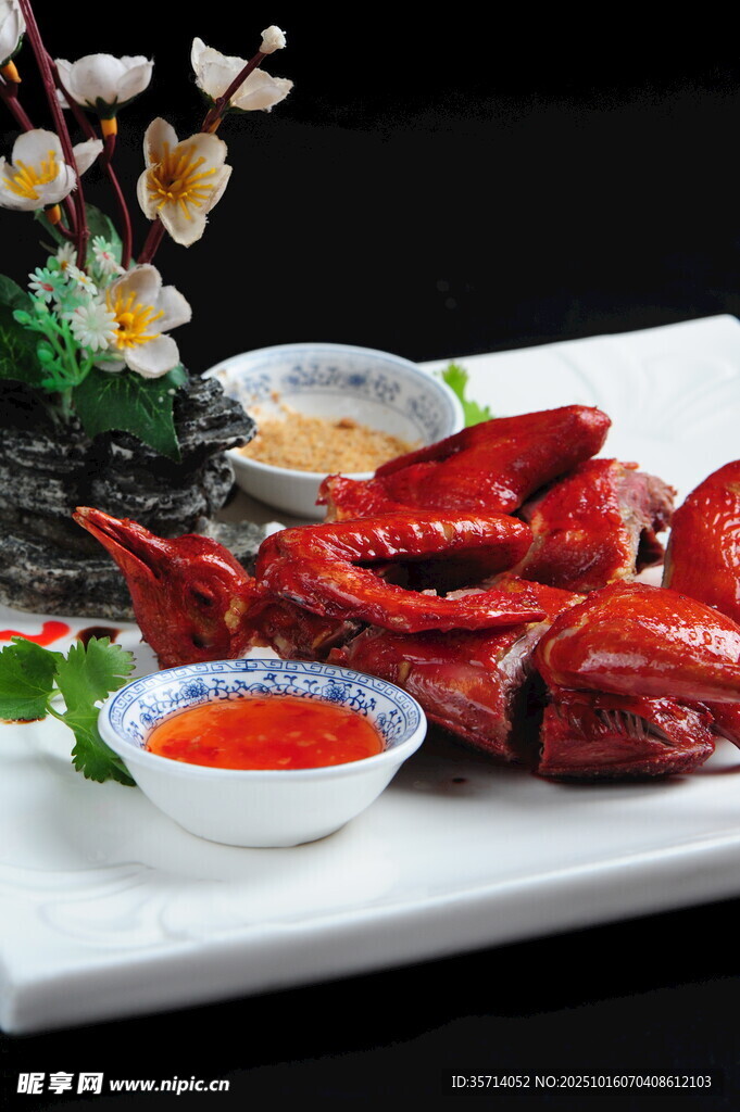 美味小龙虾搭配特色蘸料