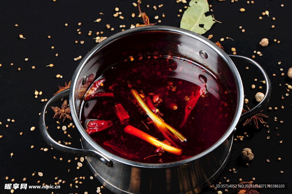 锅中热红酒香料点缀