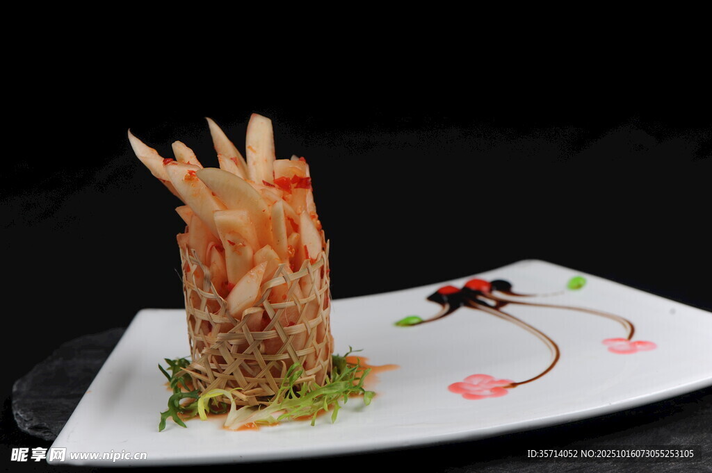 创意摆盘的精美凉拌海蜇丝