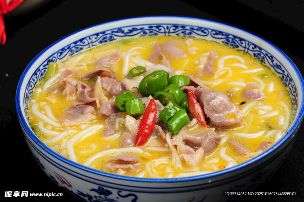 酸汤肥牛美食图