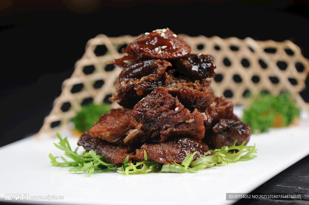 美味酱排骨摆于盘上