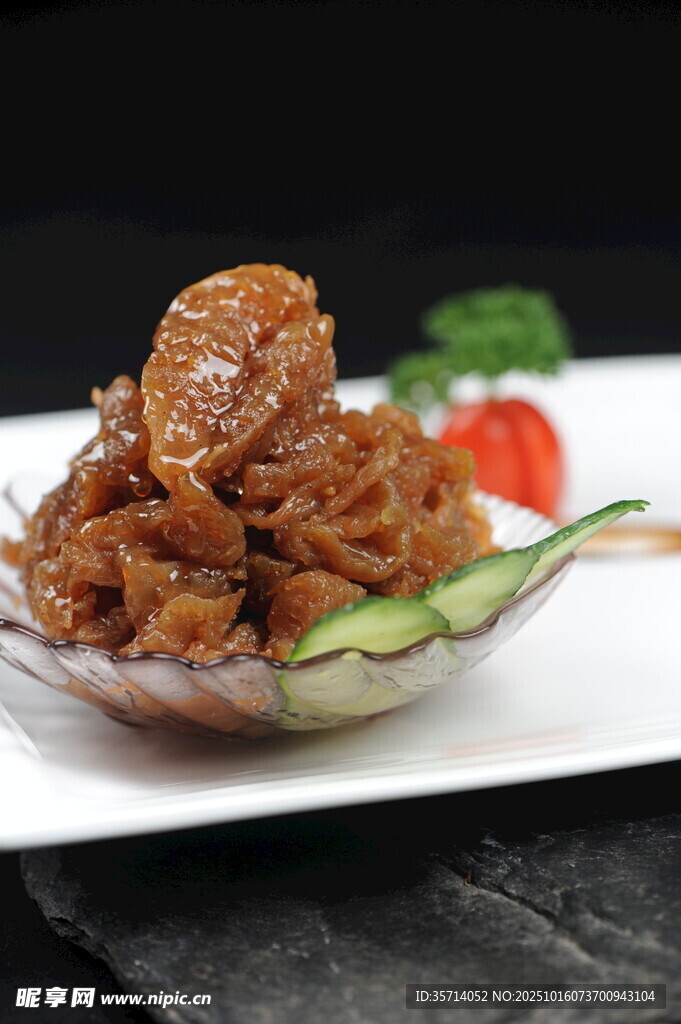 美味酱牛肉摆于精致盘中