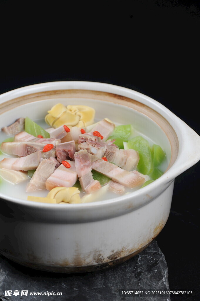 美味鸡肉蔬菜砂锅