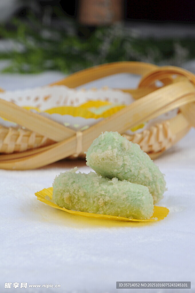 抹茶糕点摆放在黄色碟上