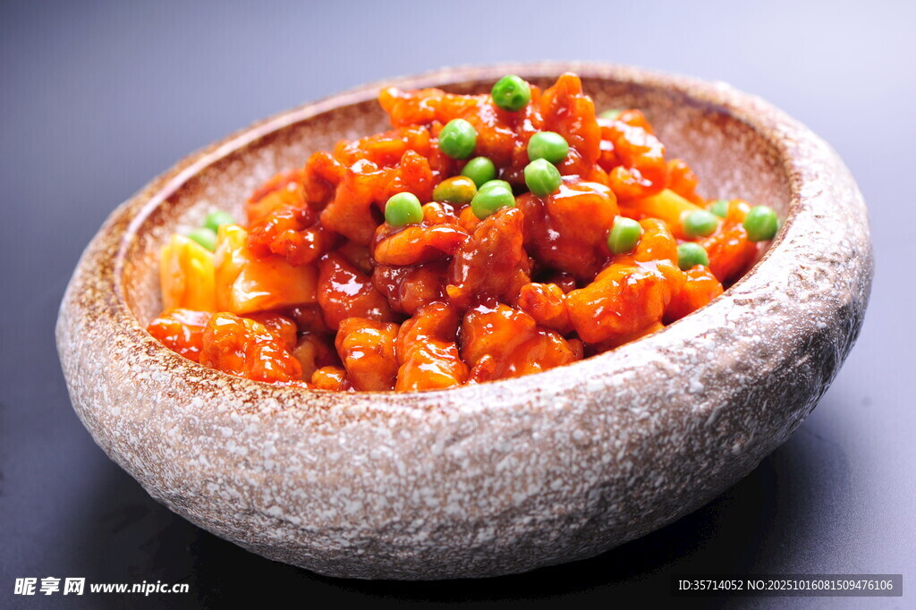 石碗装的美味红烧碎肉