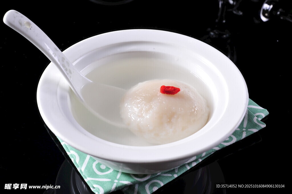 白玉汤圆点缀一抹红