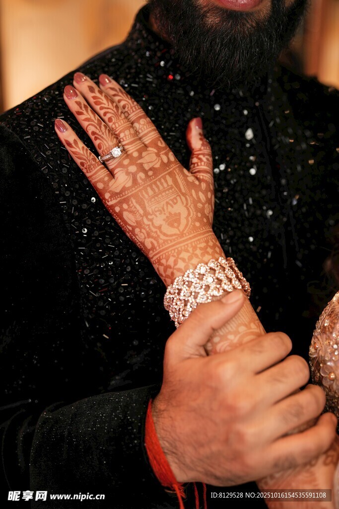 新娘精美海娜手绘的手