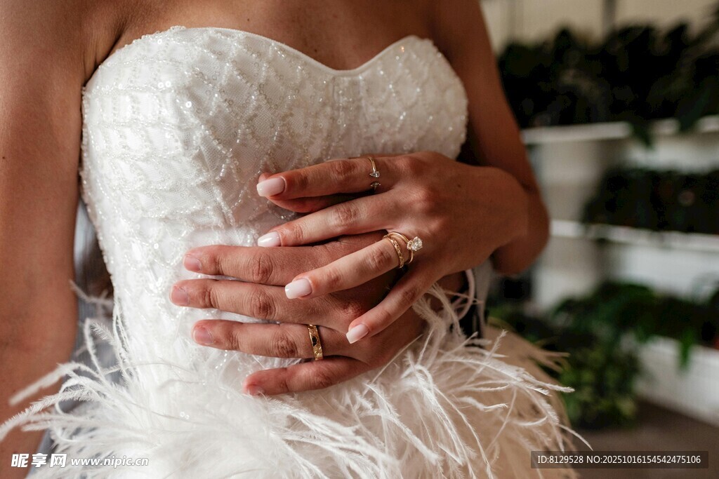 新娘手持婚纱展示优雅身姿