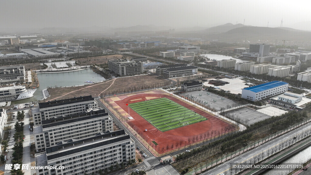 俯瞰城市中的运动场地