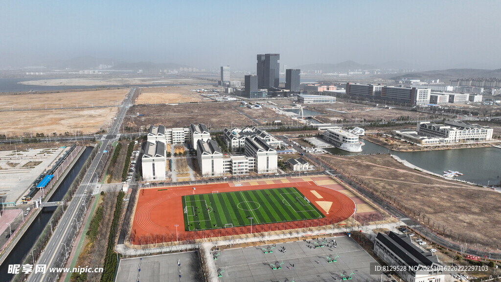 城市中的绿茵足球场