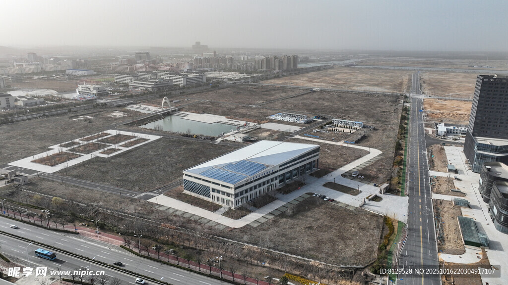 俯瞰现代化工业建筑群