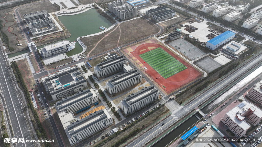 俯瞰校园建筑群与操场