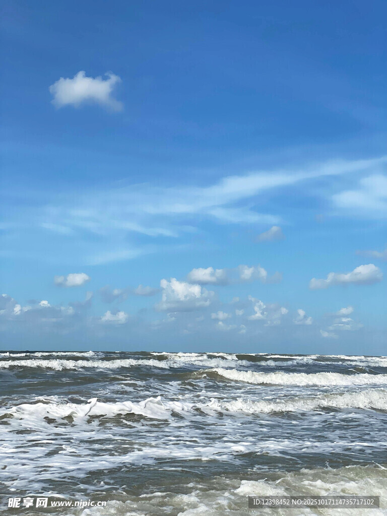 蔚蓝大海上的翻涌波浪