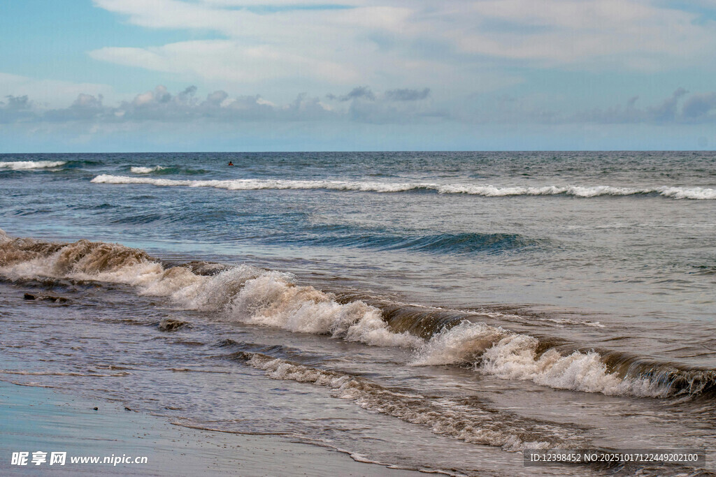 海边浪花翻涌的美丽景致