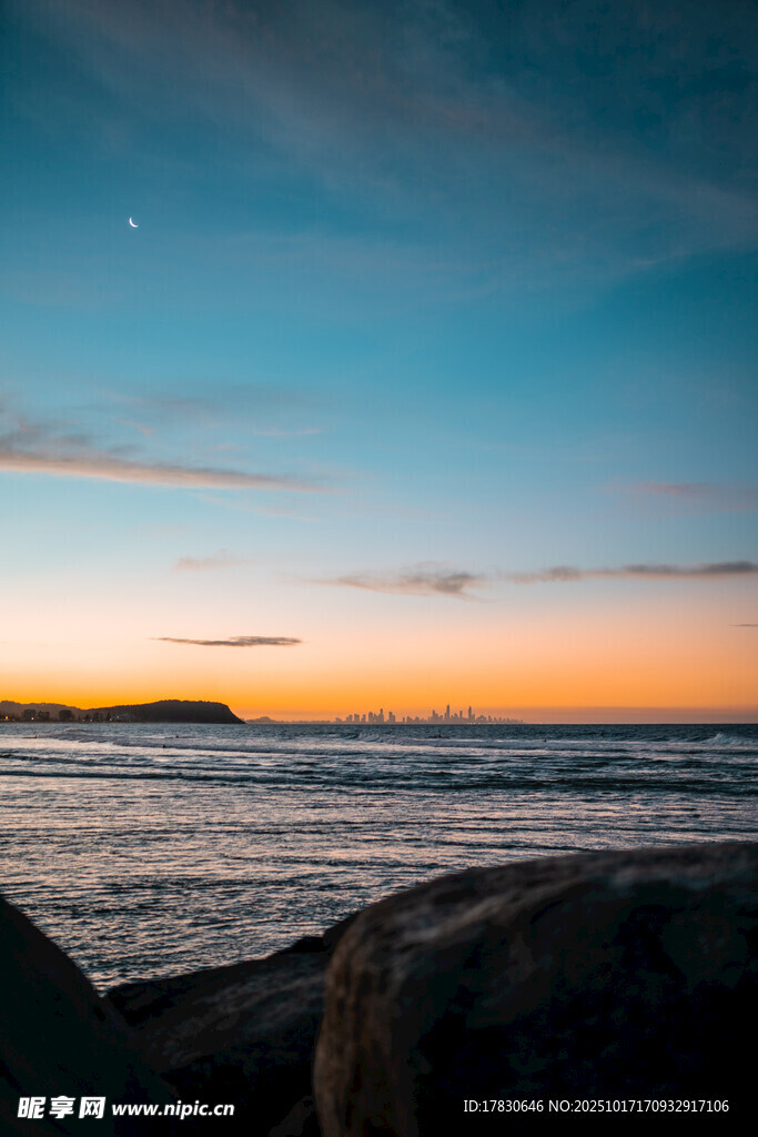 海边日落时分的美丽景致