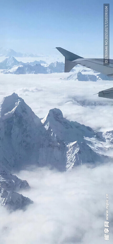飞机飞越壮丽雪山景观