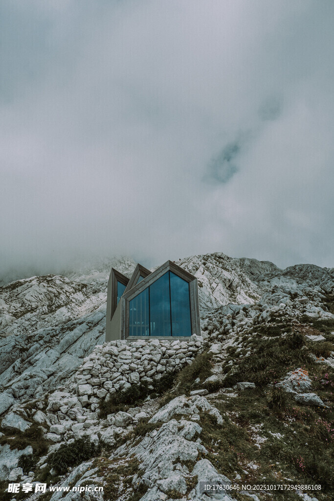 雪山中的蓝色小屋