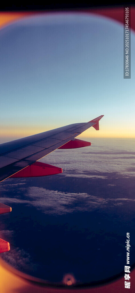 飞机机翼上的壮丽天际