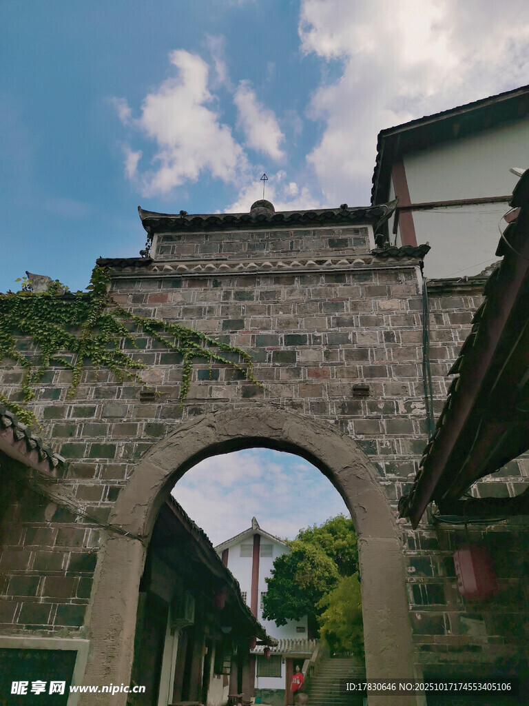 古拱门与中式建筑风景