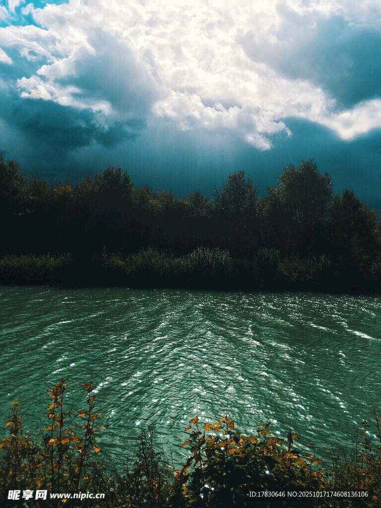 湖畔风云静谧自然之景