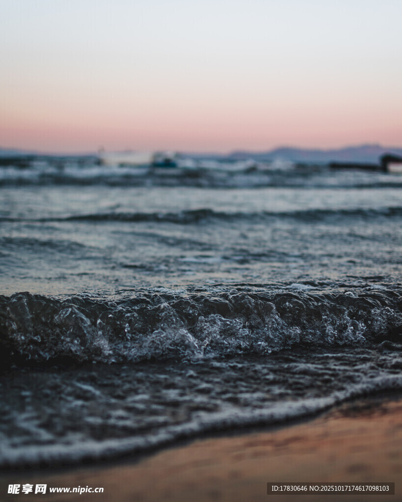 海边日落时的海浪美景